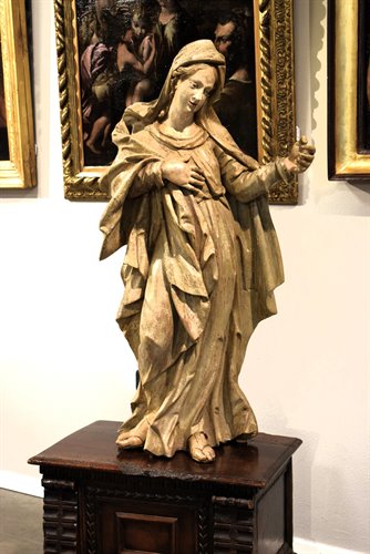 « La Vierge » Sculpture en bois laqué imitant le marbre.